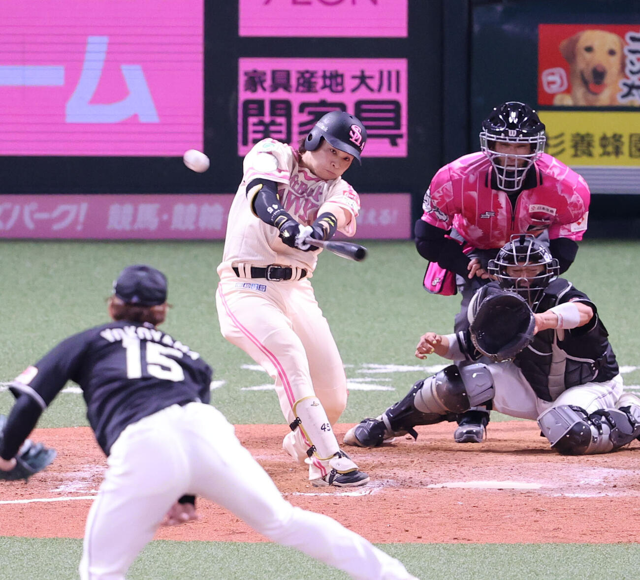 ソフトバンク対ロッテ　9回裏ソフトバンク2死二塁、谷川原健太は右越えにサヨナラとなる適時二塁打を放つ（撮影・梅根麻紀）
