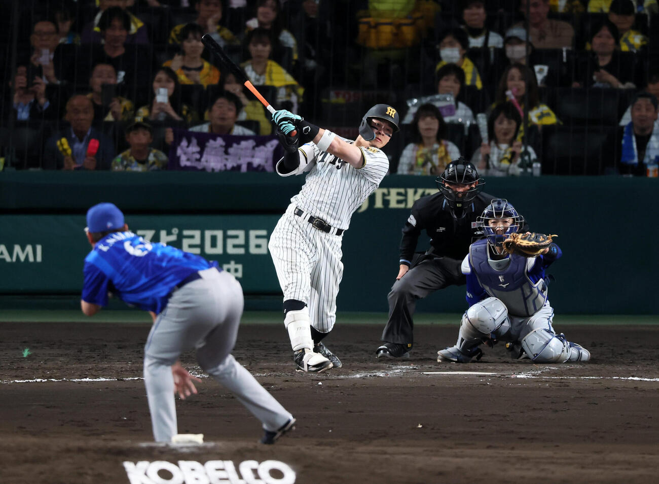 阪神対DeNA 8回裏阪神無死、佐藤輝明は左前打を放つ。投手中川虎大（撮影・加藤哉）