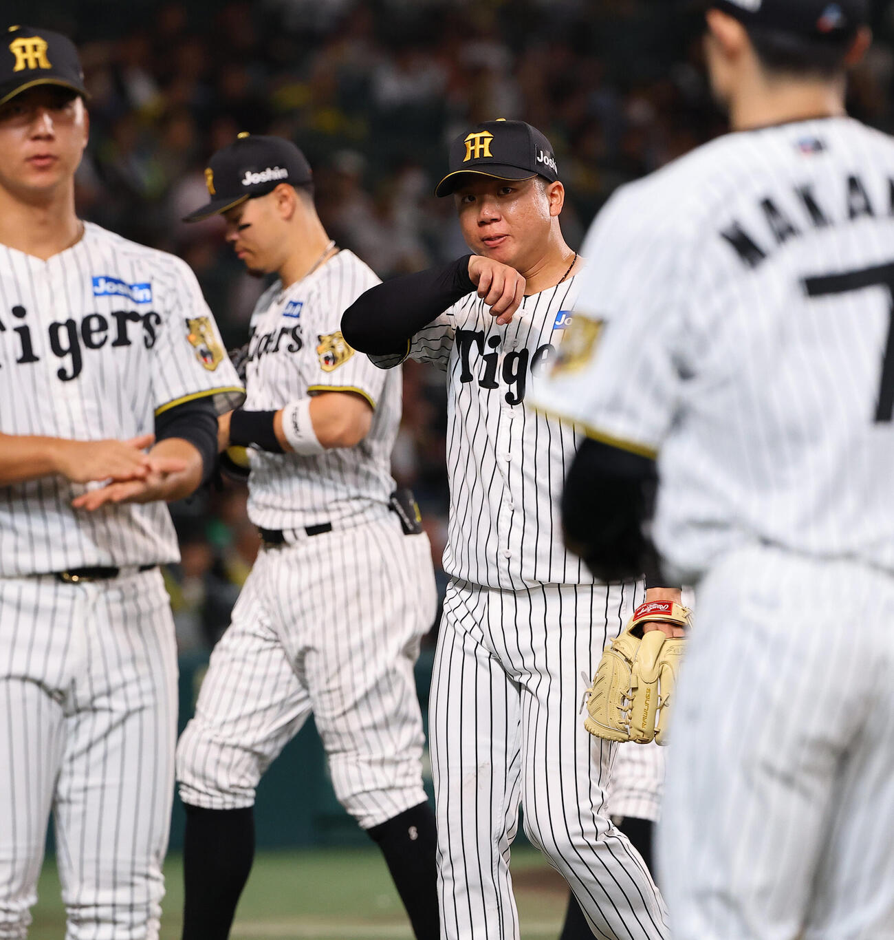 阪神対DeNA 4回、DeNAに先制点を許した村上頌樹（中央）はベンチに引き揚げる（撮影・上田博志）