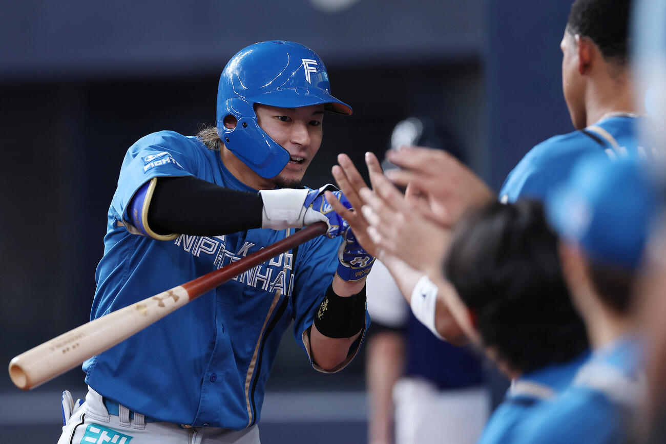 オリックス対日本ハム　9回表日本ハム1死、右越え本塁打を放ちナインに迎えられる水野達稀（撮影・前田充）