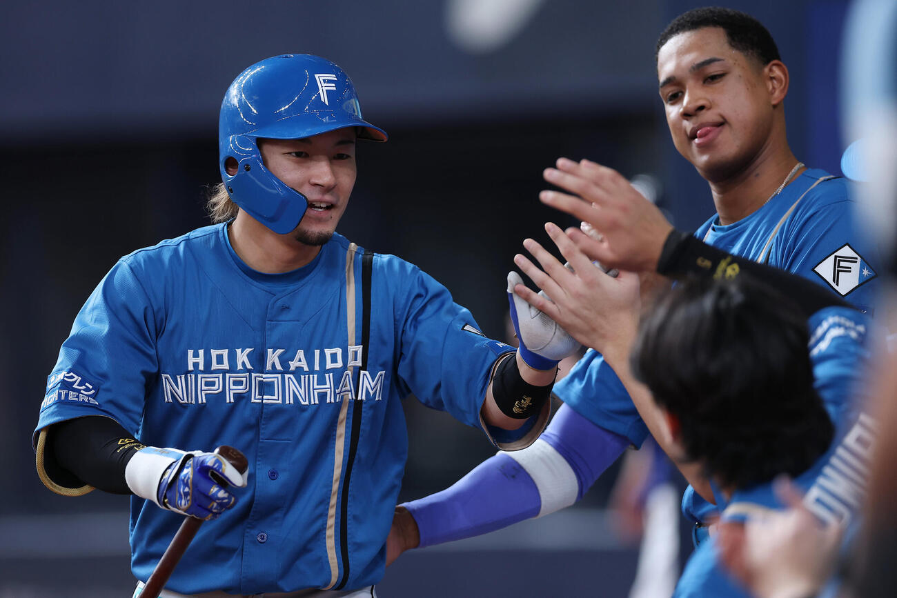オリックス対日本ハム　9回表日本ハム1死、右越え本塁打を放ちナインに迎えられる水野達稀（撮影・前田充）