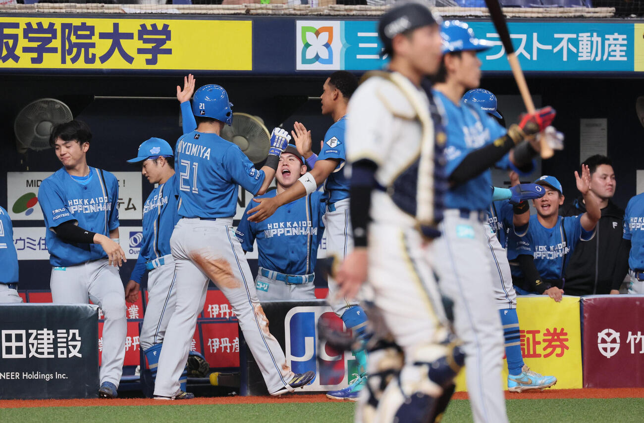 オリックス対日本ハム　3回表日本ハム2死一、三塁、フランミル・レイエスの逆転二塁打にわく日本ハムナイン（撮影・宮崎幸一）