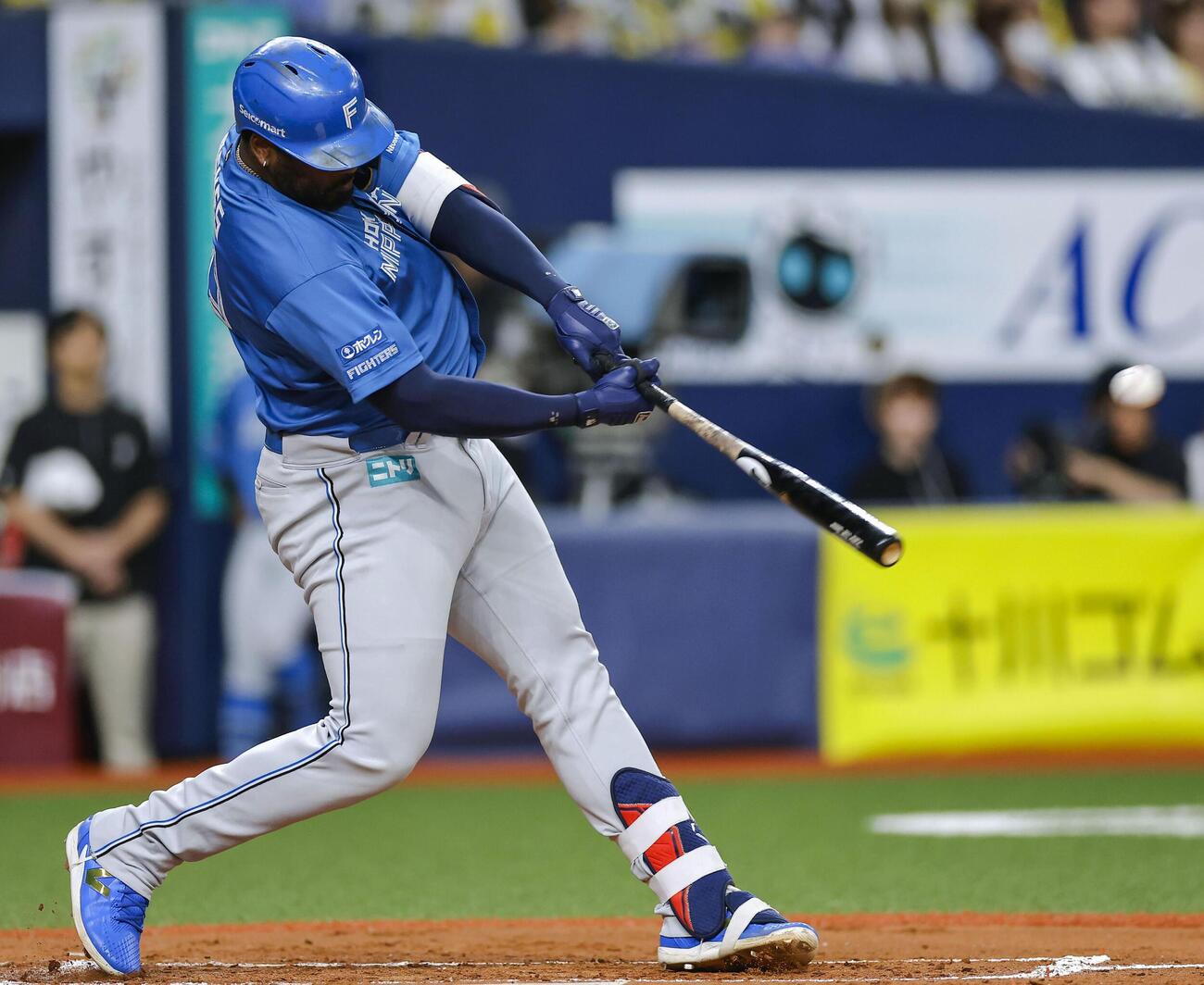 3回日本ハム2死一、三塁、レイエスが左中間に2点二塁打を放つ＝京セラドーム（共同）