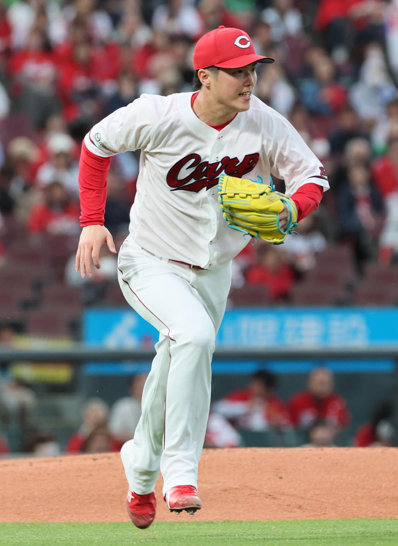 広島対ヤクルト　3回表ヤクルト無死、並木秀尊の内野ゴロで一塁ベースカバーに向かう森下暢仁（撮影・加藤孝規）