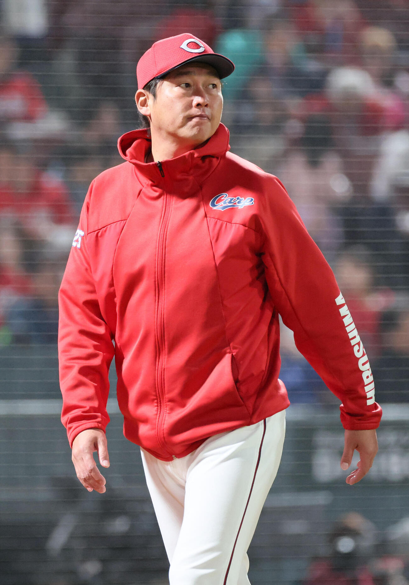 広島対ヤクルト　6回裏終了時、交代を告げる新井貴浩監督（撮影・加藤孝規）