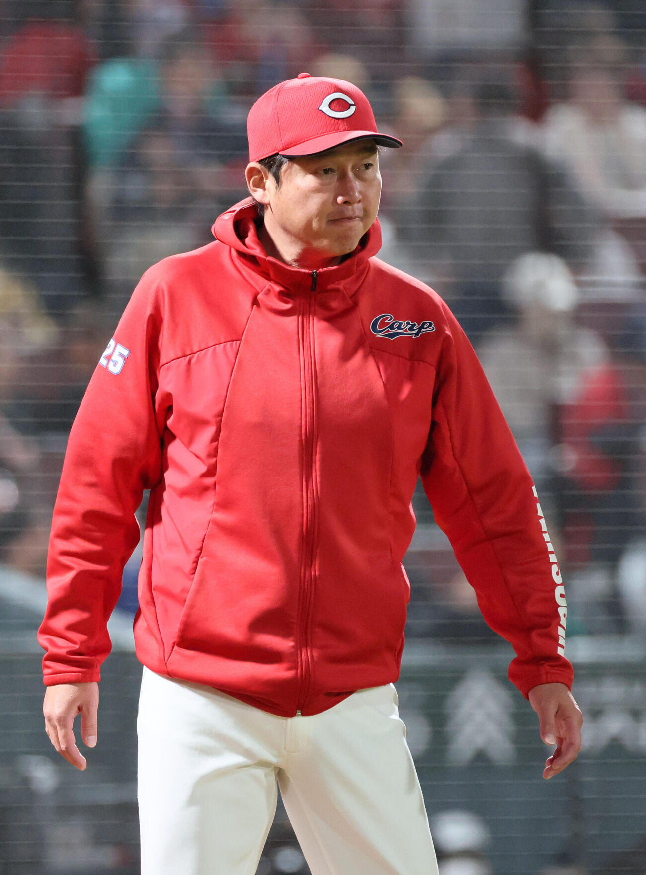 広島対ヤクルト　6回裏終了時、交代を告げる新井貴浩監督（撮影・加藤孝規）