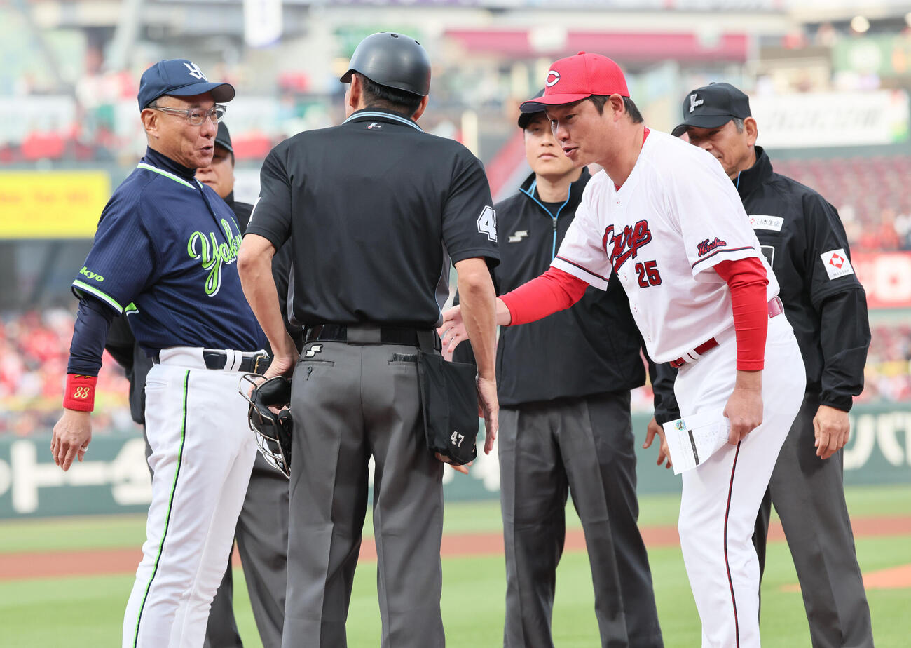 広島対ヤクルト　メンバー表交換する広島新井貴浩監督とヤクルトヤクルト池山隆寛監督（撮影・加藤孝規）