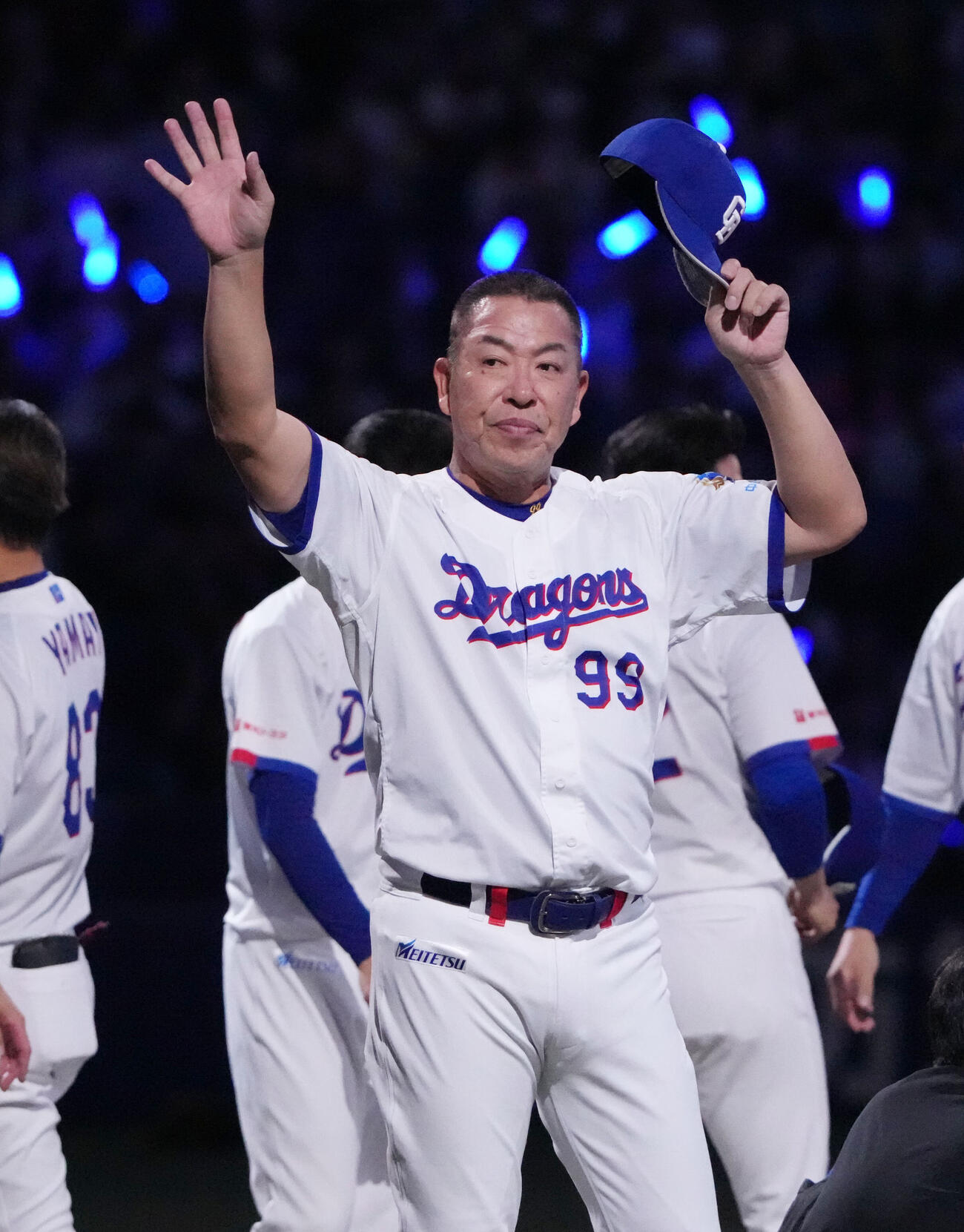 中日対巨人　試合終了、スタンドの観客に挨拶をする井上一樹監督（撮影・森本幸一）