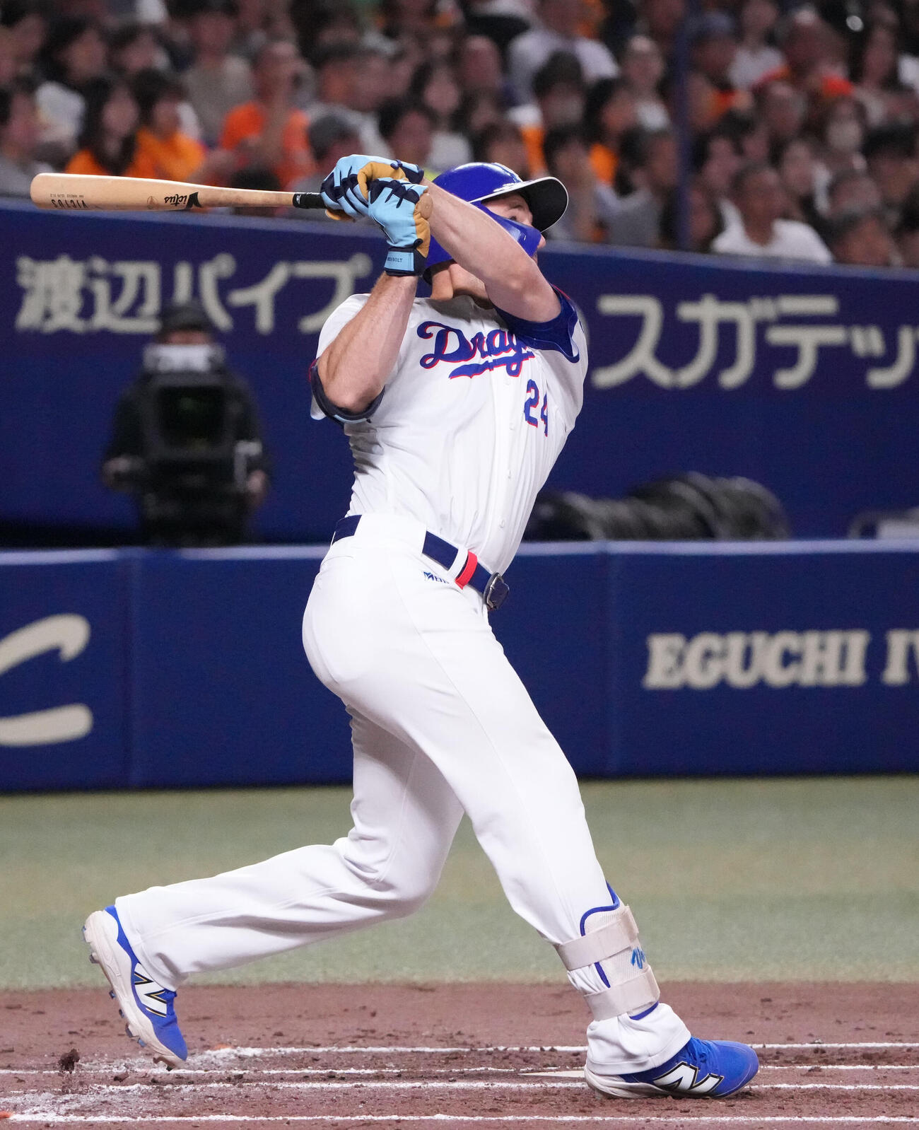 中日対巨人　2回裏中日無死一塁、2点本塁打を放つジェイソン・ボスラー（撮影・森本幸一）