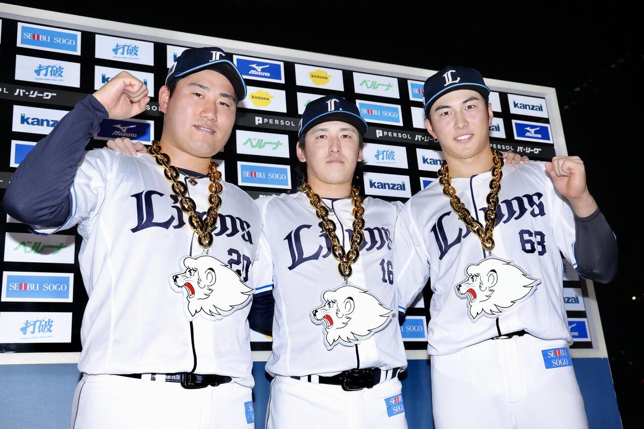 西武対楽天　楽天に勝利し、ガッツポーズで写真に納まる西武の、左から岩城颯空、隅田知一郎、長谷川信哉（撮影・河田真司）