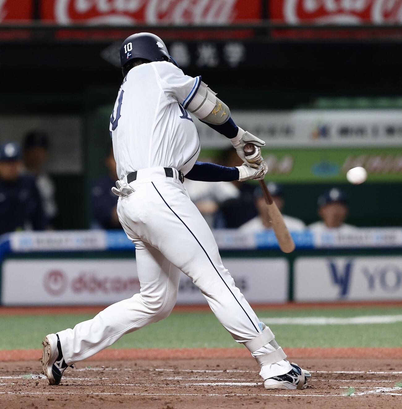 西武対楽天　2回裏西武2死、二塁打を放つ小島大河（撮影・河田真司）