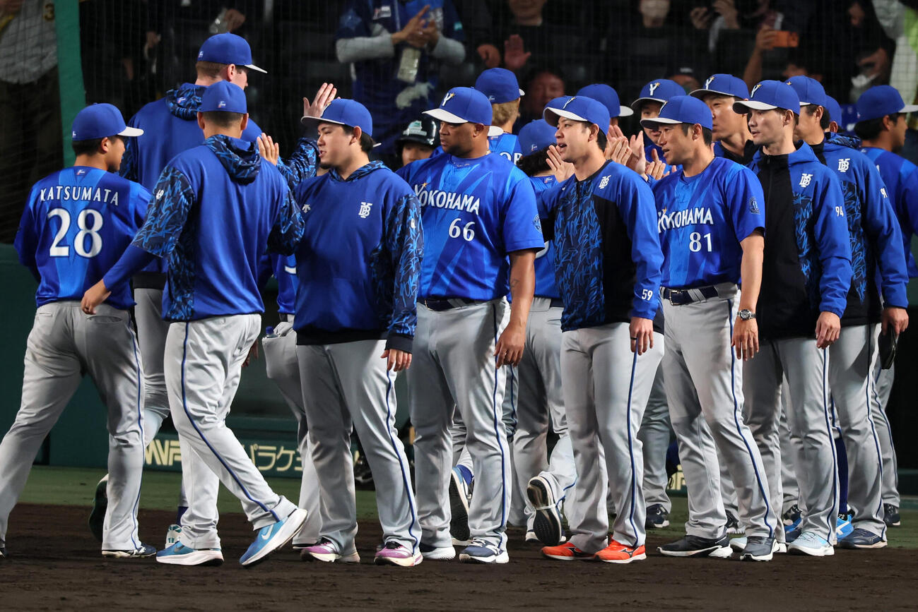 阪神対DeNA　阪神に勝利しナインを迎えるDeNA平良拳太郎（撮影・加藤哉）