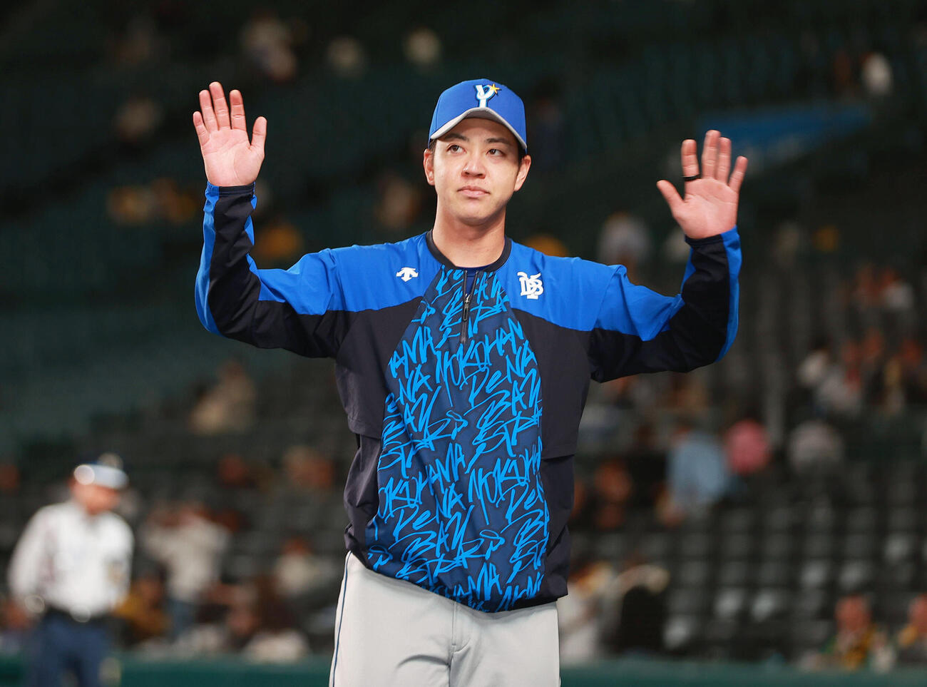 阪神対DeNA　阪神に勝利し、スタンドのファンに手を振るDeNA平良拳太郎（撮影・上山淳一）