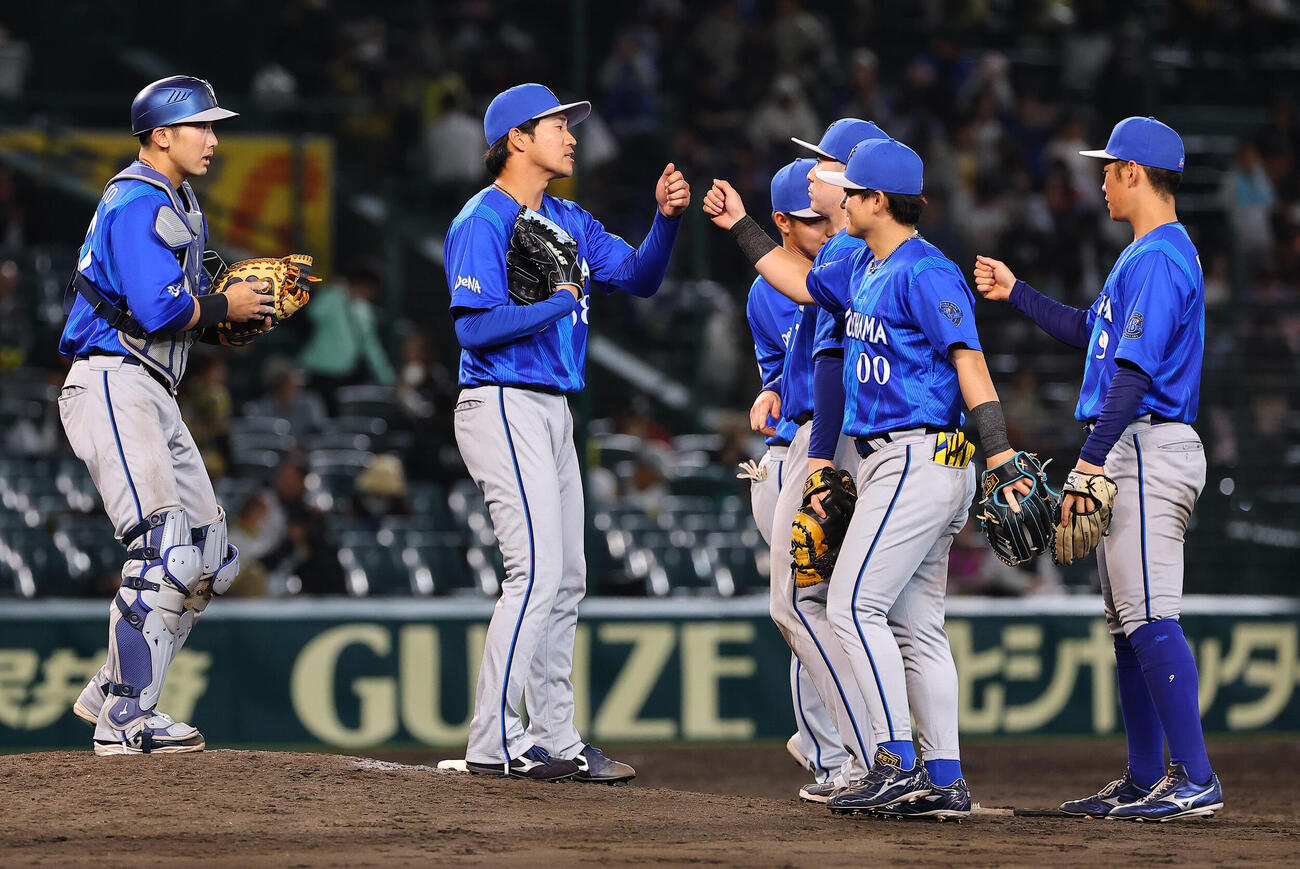 阪神対DeNA　試合を締めた岩田将貴（左から2人目）はナインとハイタッチをする（撮影・上田博志）