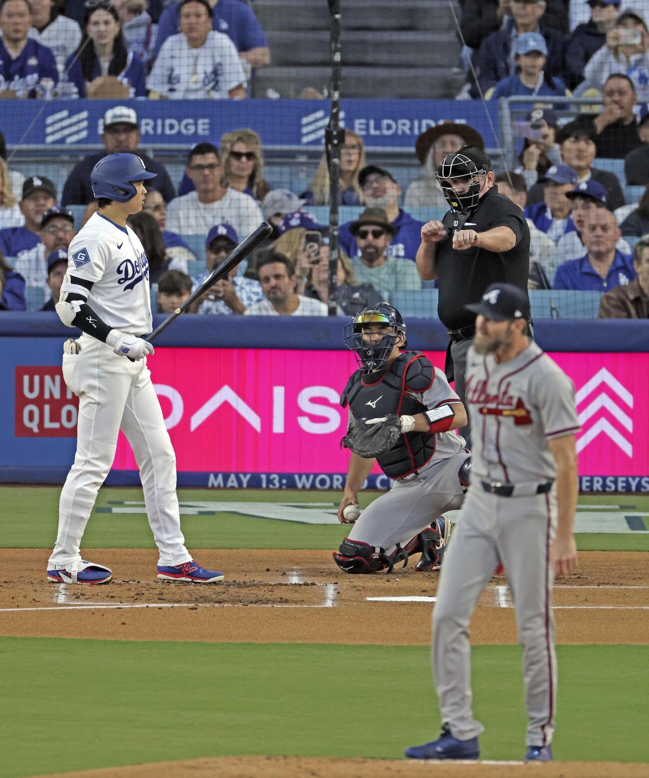 ブレーブス戦の1回、見逃し三振に倒れたドジャース・大谷。投手セール＝ロサンゼルス（共同）
