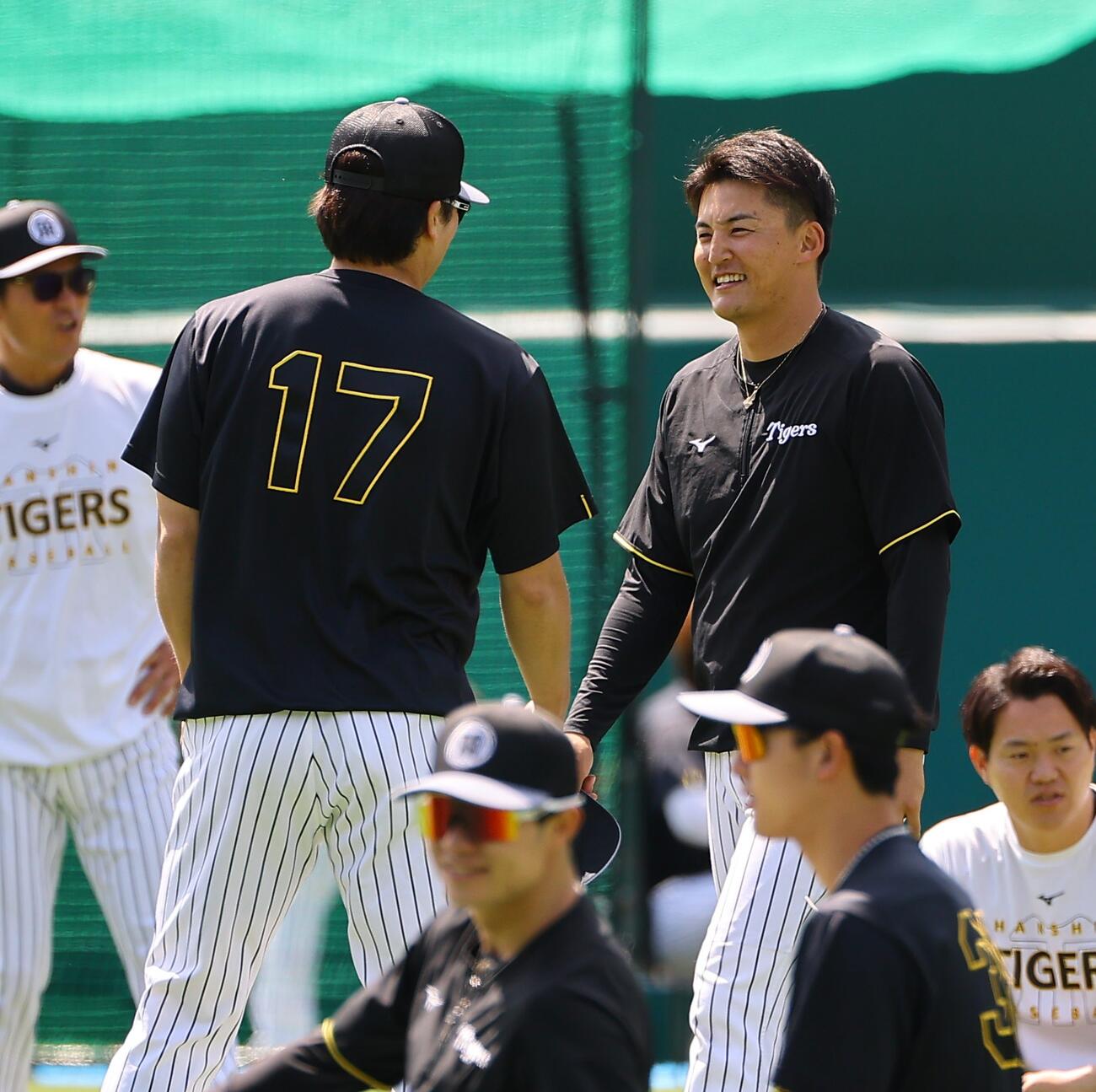 1軍に合流した元山飛優（右）は伏見寅威と談笑する（撮影・上田博志）