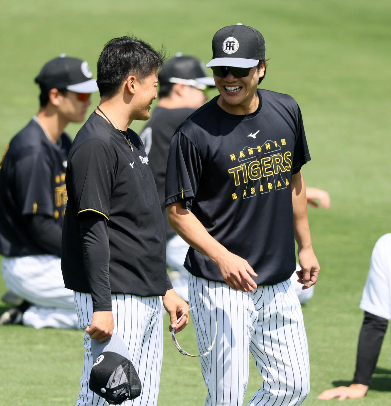 阪神対DeNA　練習で元山飛優（左）と顔を合わせ笑顔を見せる阪神伏見寅威（撮影・加藤哉）