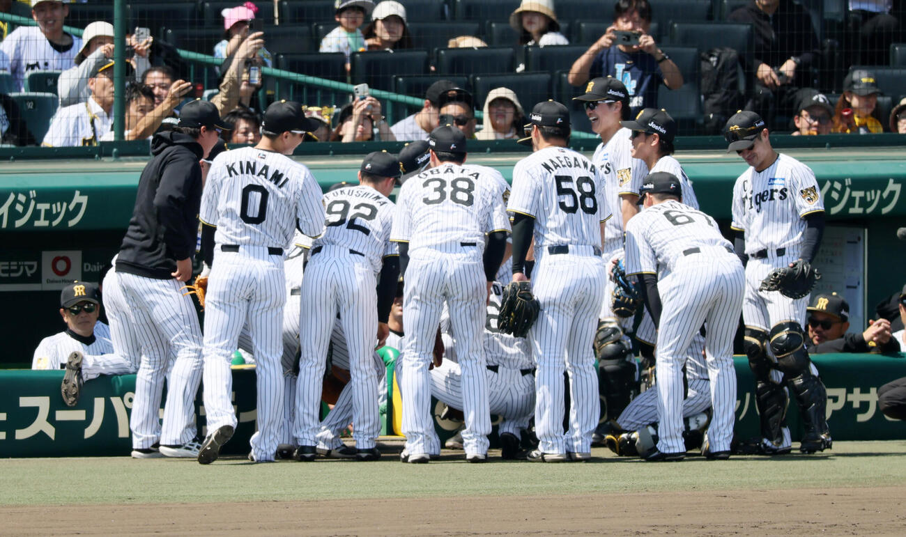 阪神対DeNA　試合前の円陣を組む阪神ナイン（撮影・加藤哉）