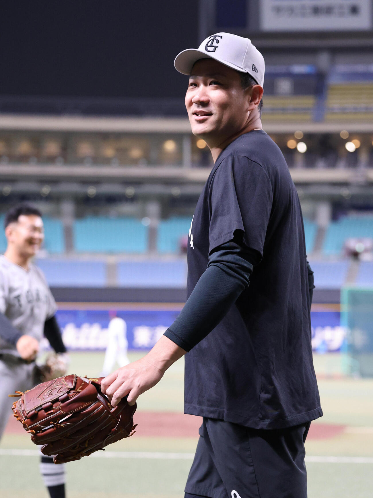 中日対巨人　リラックスした表情で球場に入る巨人田中将大（撮影・西尾就之）