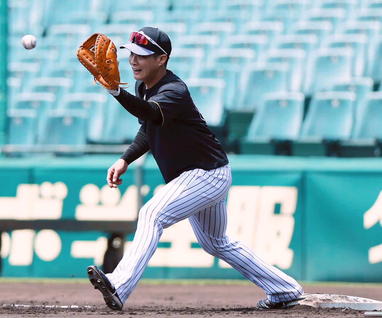 阪神対DeNA　試合前の練習で一塁を守る阪神木浪聖也（撮影・上山淳一）
