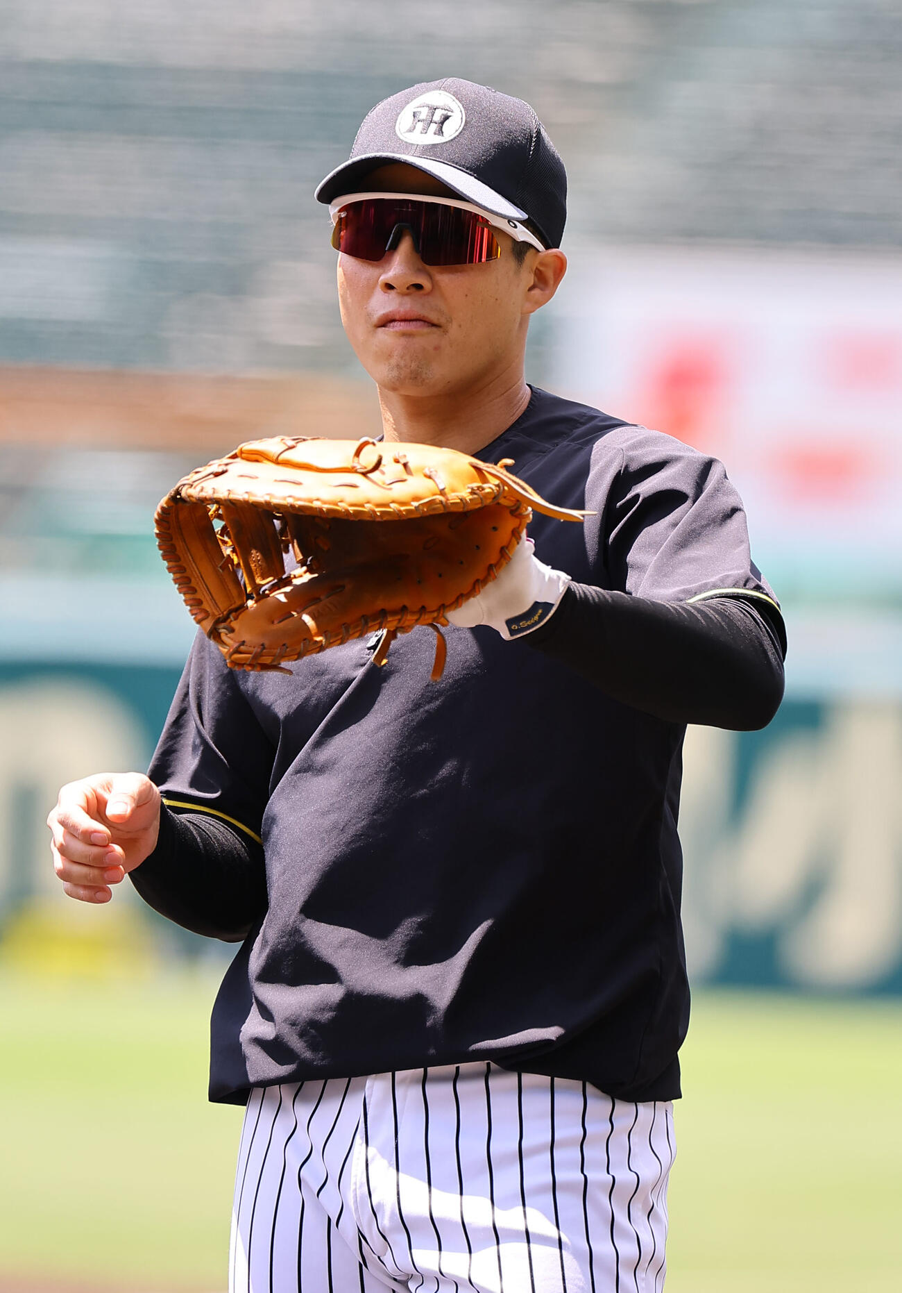 阪神対DeNA　ファーストミットでキャッチボールをする阪神木浪聖也（撮影・上田博志）