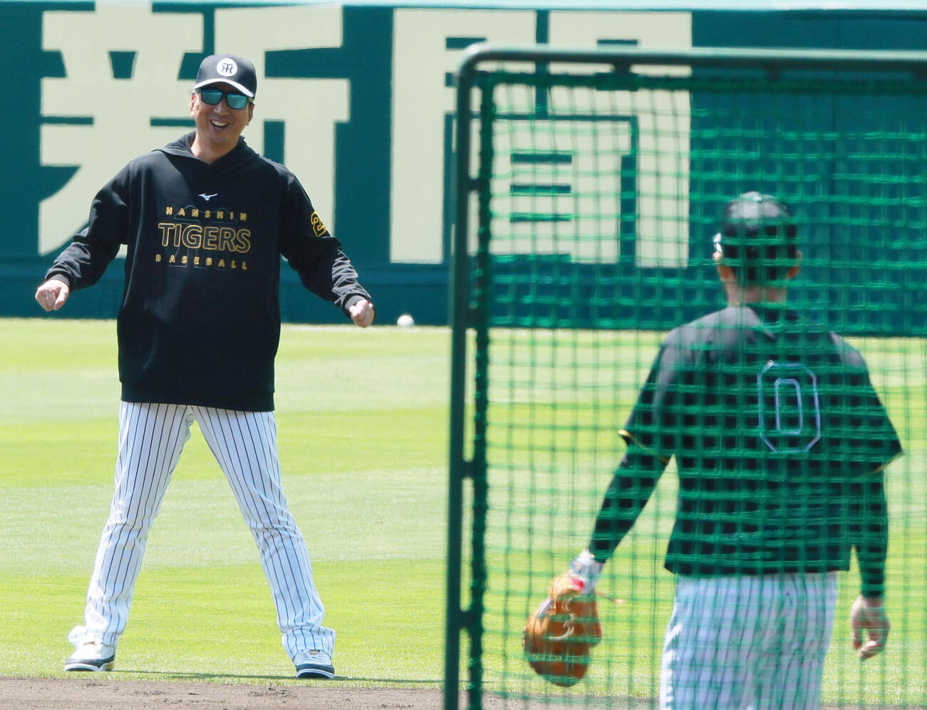 阪神対DeNA　一塁練習する阪神木浪聖也（手前）に声をかける藤川球児監督（撮影・上山淳一）