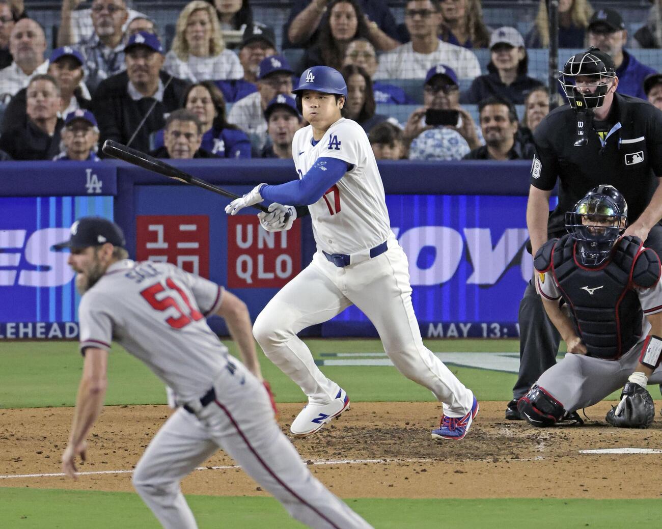 ブレーブス戦の5回、右前適時打を放つドジャース・大谷。投手セール＝ロサンゼルス（共同）