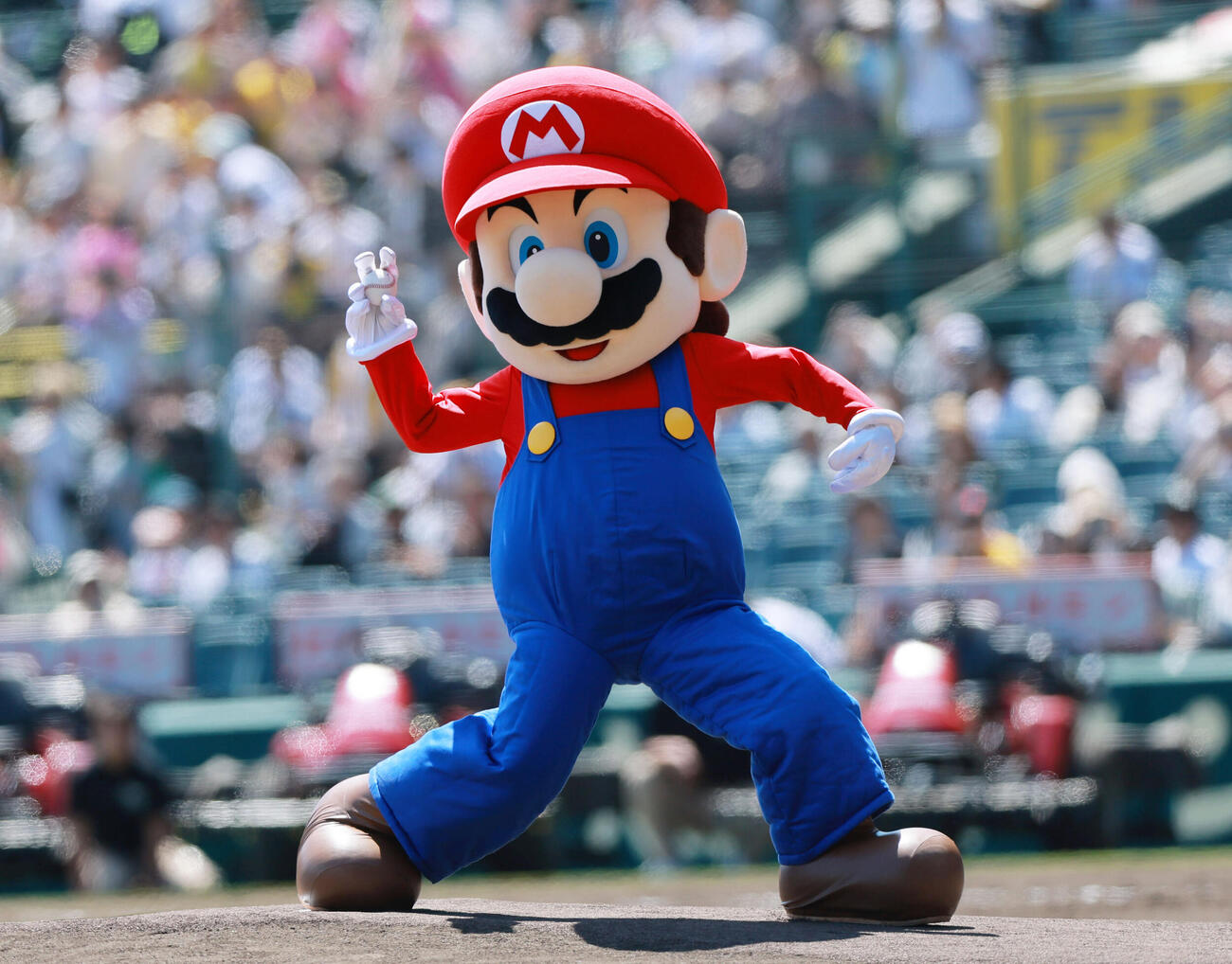 阪神対DeNA　ファーストピッチするマリオ（撮影・上山淳一）