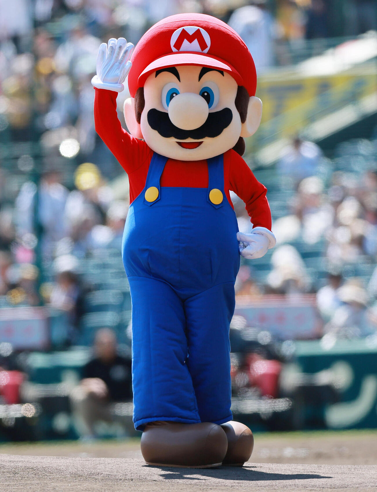 阪神対DeNA　ファーストピッチし、手を振るマリオ（撮影・上山淳一）..
