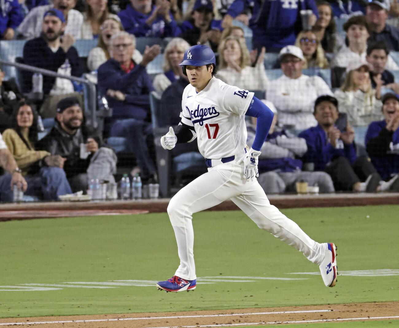 ブレーブス戦の5回、右前適時打を放ち一塁へ走るドジャース・大谷＝ロサンゼルス（共同）