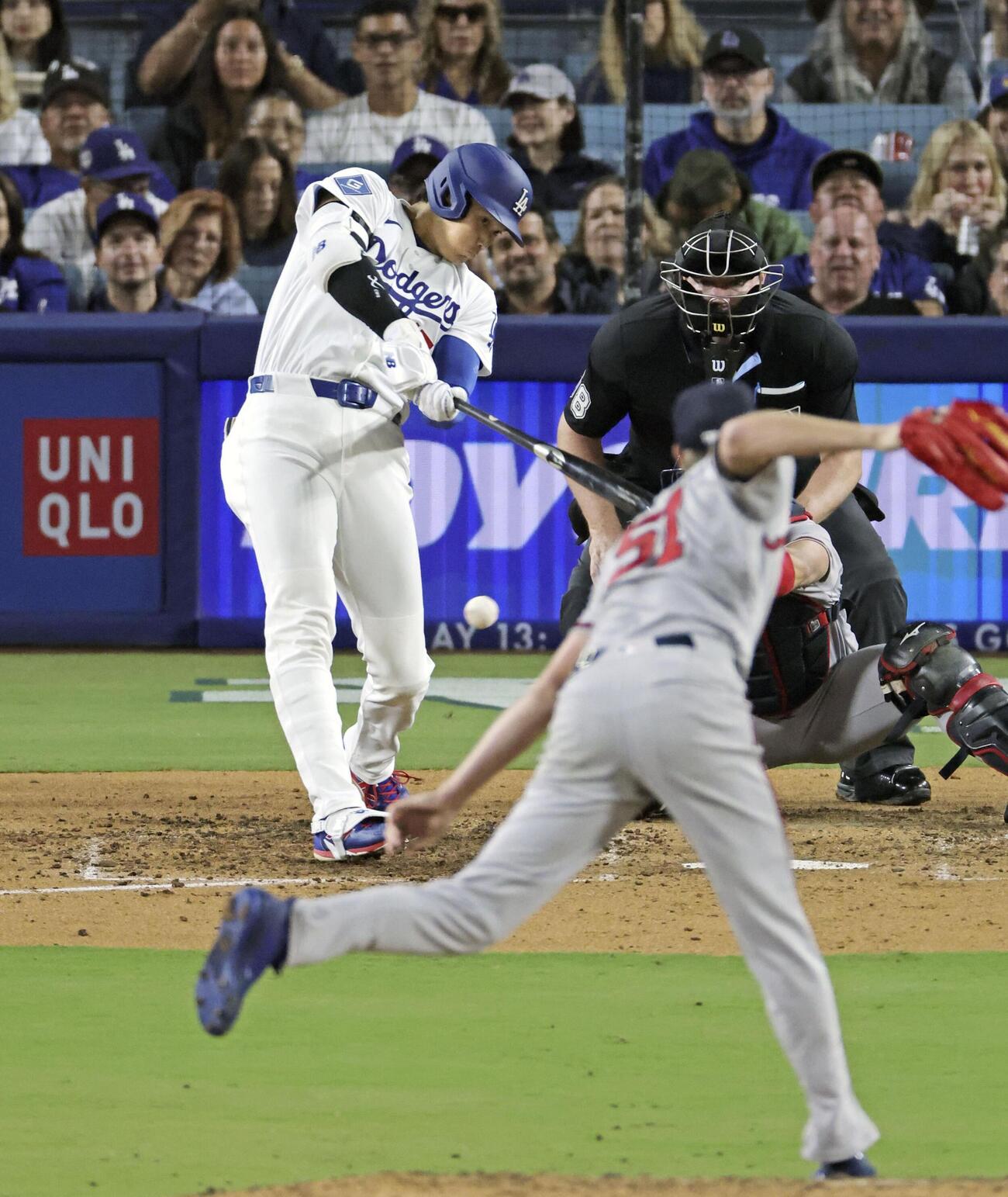 ブレーブス戦の5回、右前適時打を放つドジャース・大谷。投手セール＝ロサンゼルス（共同）