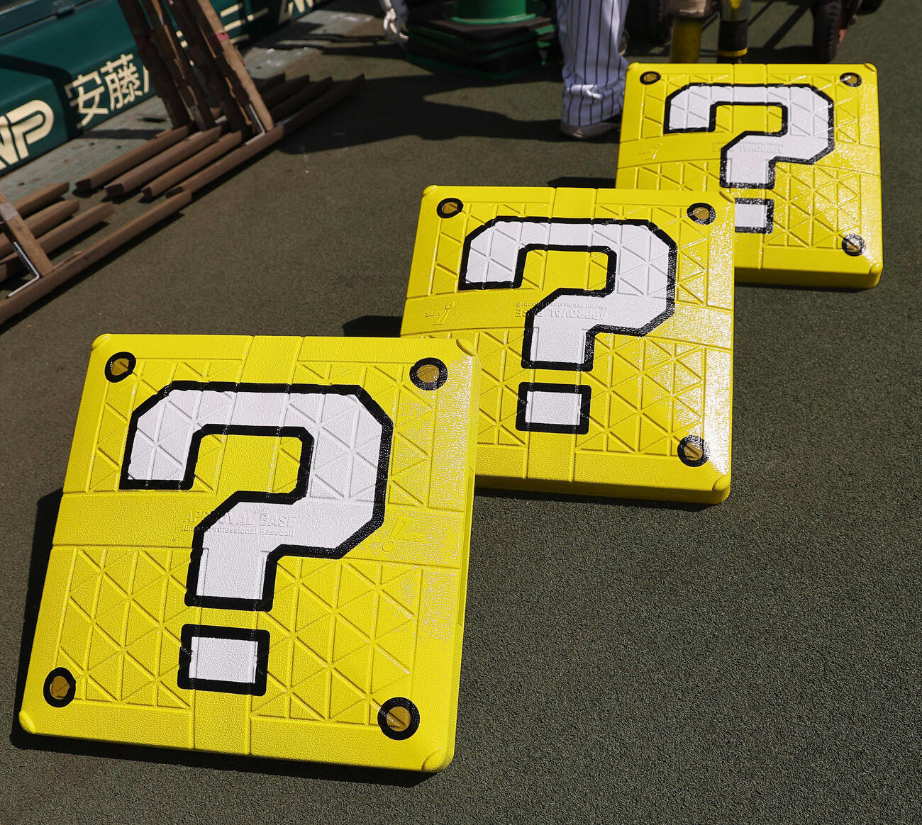 「スーパーマリオブラザーズ発売40周年×プロ野球12球団」で使用されるベース（撮影・上田博志）