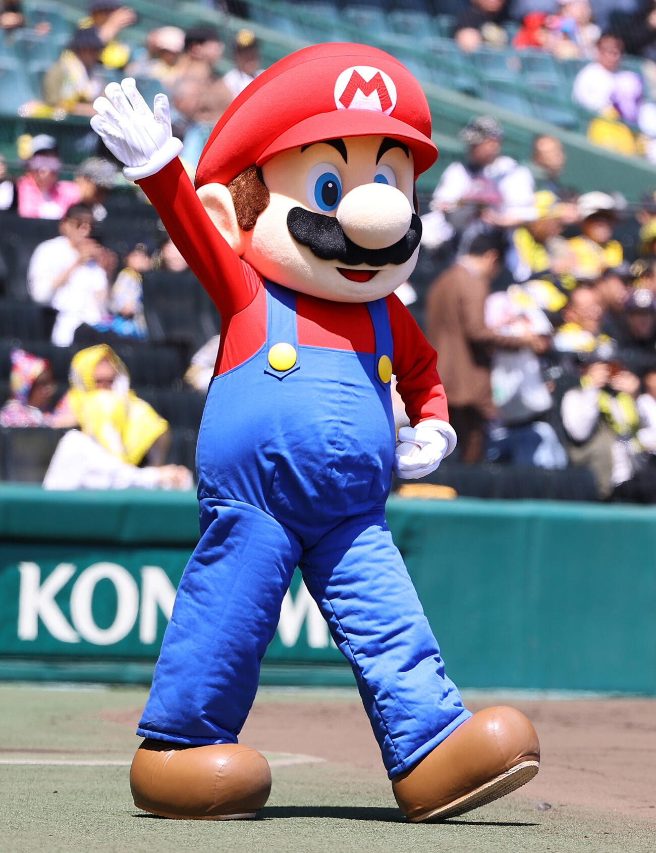阪神対DeNA　ファーストピッチセレモニーで登場したマリオ（撮影・上田博志）