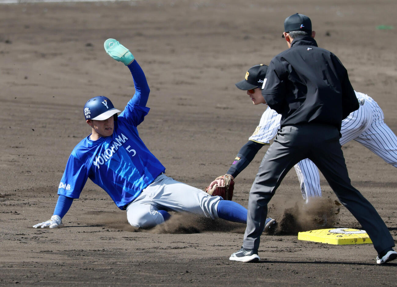 阪神対DeNA 5回表DeNA1死一塁、一走松尾汐思は打者勝又温史のとき二盗失敗。野手小幡竜平（撮影・加藤哉）