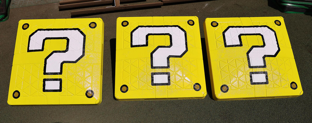 「スーパーマリオブラザーズ発売40周年×プロ野球12球団」で使用されるベース（撮影・上田博志）