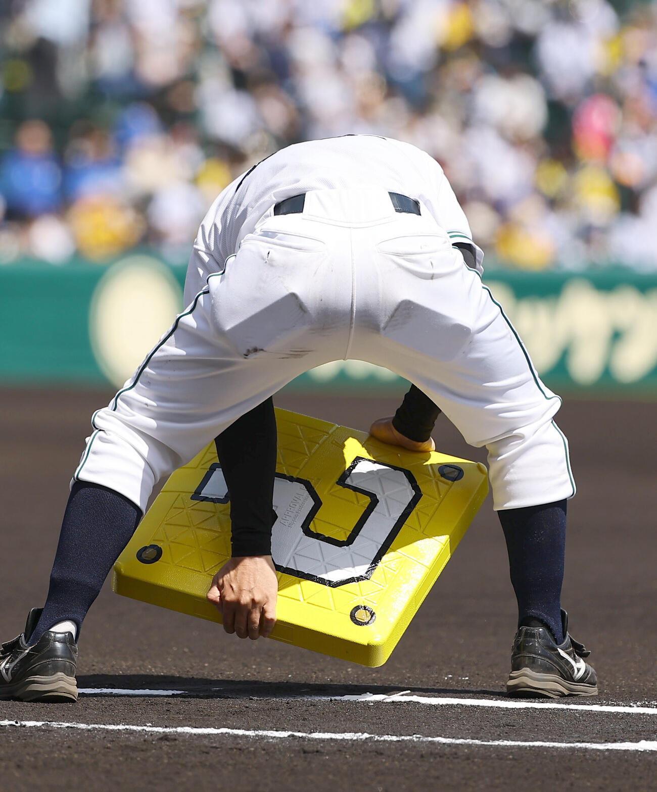 スーパーマリオブラザーズ発売40周年×プロ野球12球団のベースが設置された（撮影・上田博志）