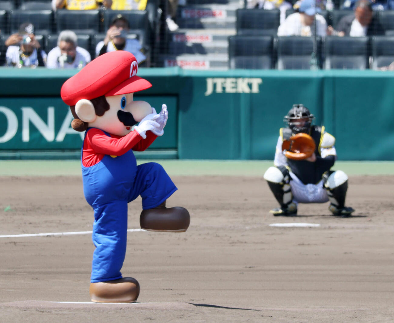 阪神対DeNA　ファーストピッチセレモニーで投球するマリオ（撮影・加藤哉）
