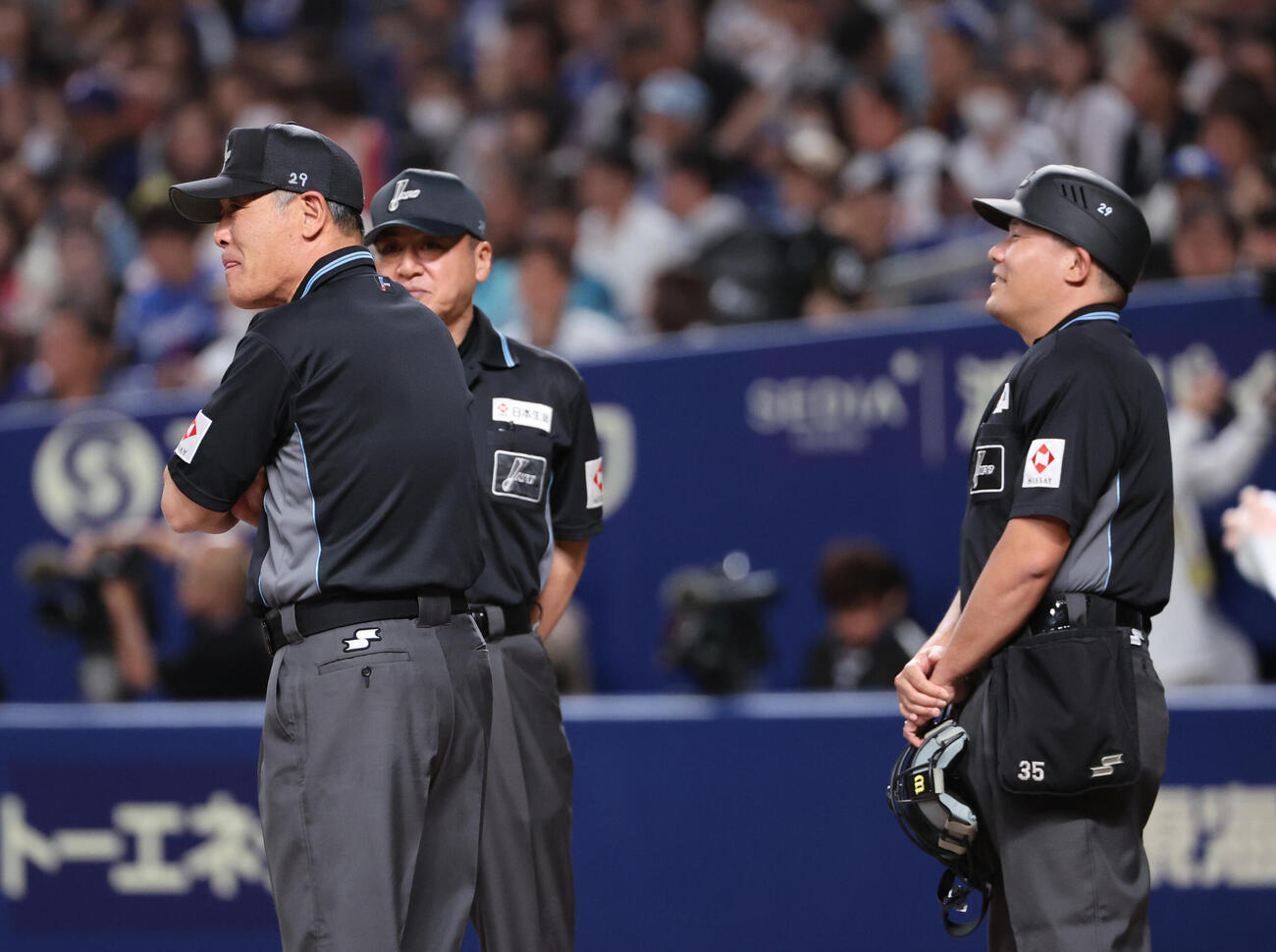 中日対巨人　メンバー表交換に登場した市川貴之球審のヘルメットと川口亘太三塁塁審の帽子には「29」が入っていた（撮影・西尾就之）