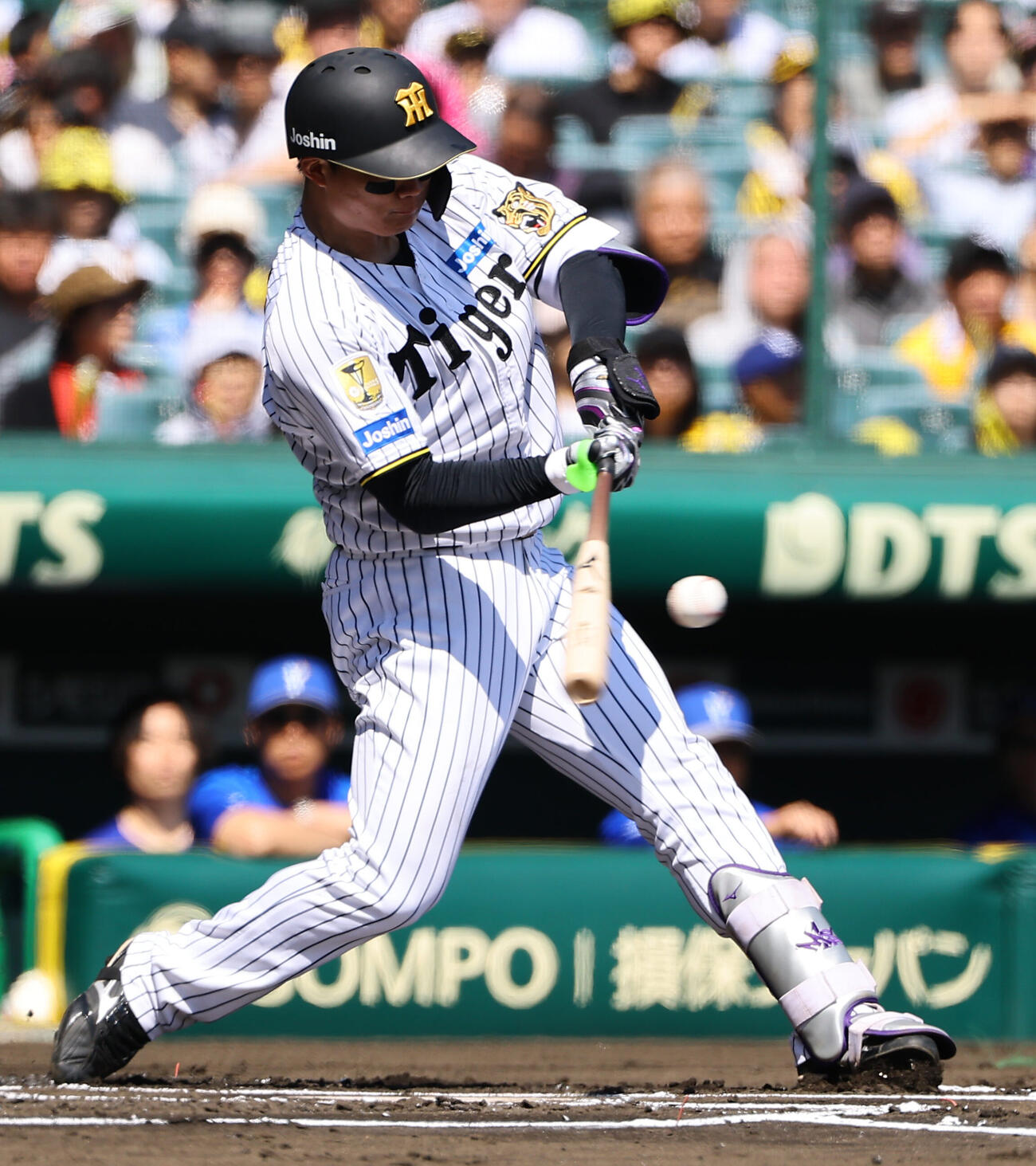 阪神対DeNA 1回裏阪神2死、森下翔太は二塁打を放つ（撮影・上田博志）