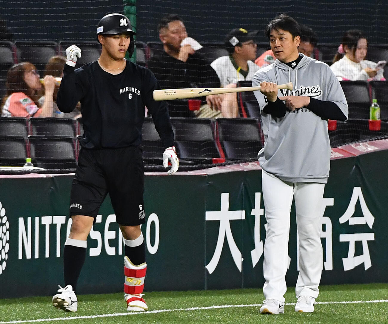 ソフトバンク対ロッテ　試合前、西川史礁（左）に打撃指導しながら移動するサブロー監督（撮影・岩下翔太）