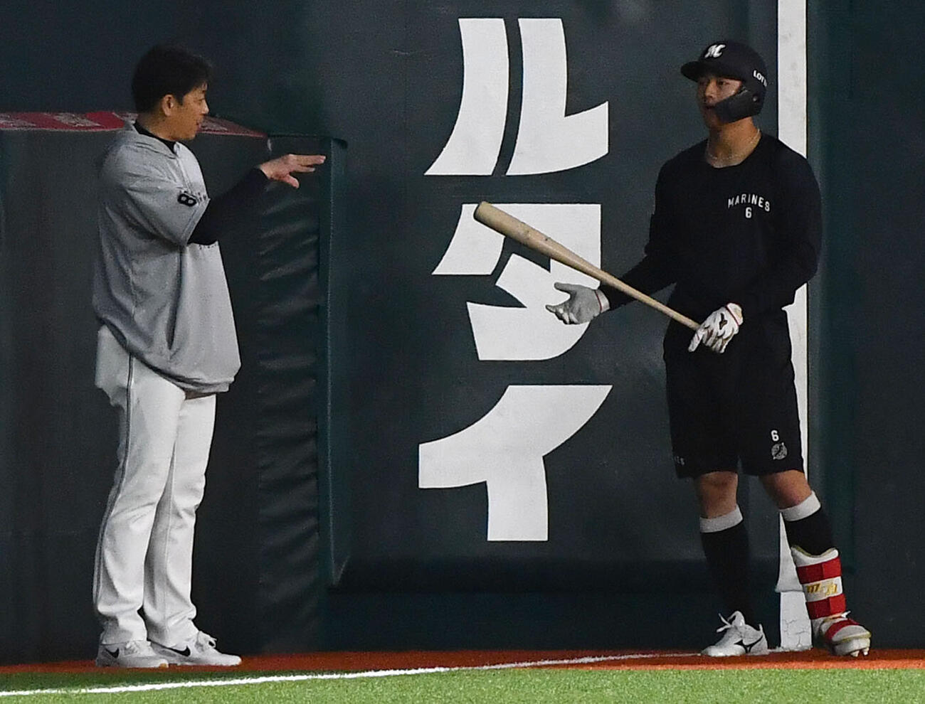 ソフトバンク対ロッテ　試合前、西川史礁（右）に打撃指導するサブロー監督（撮影・岩下翔太）