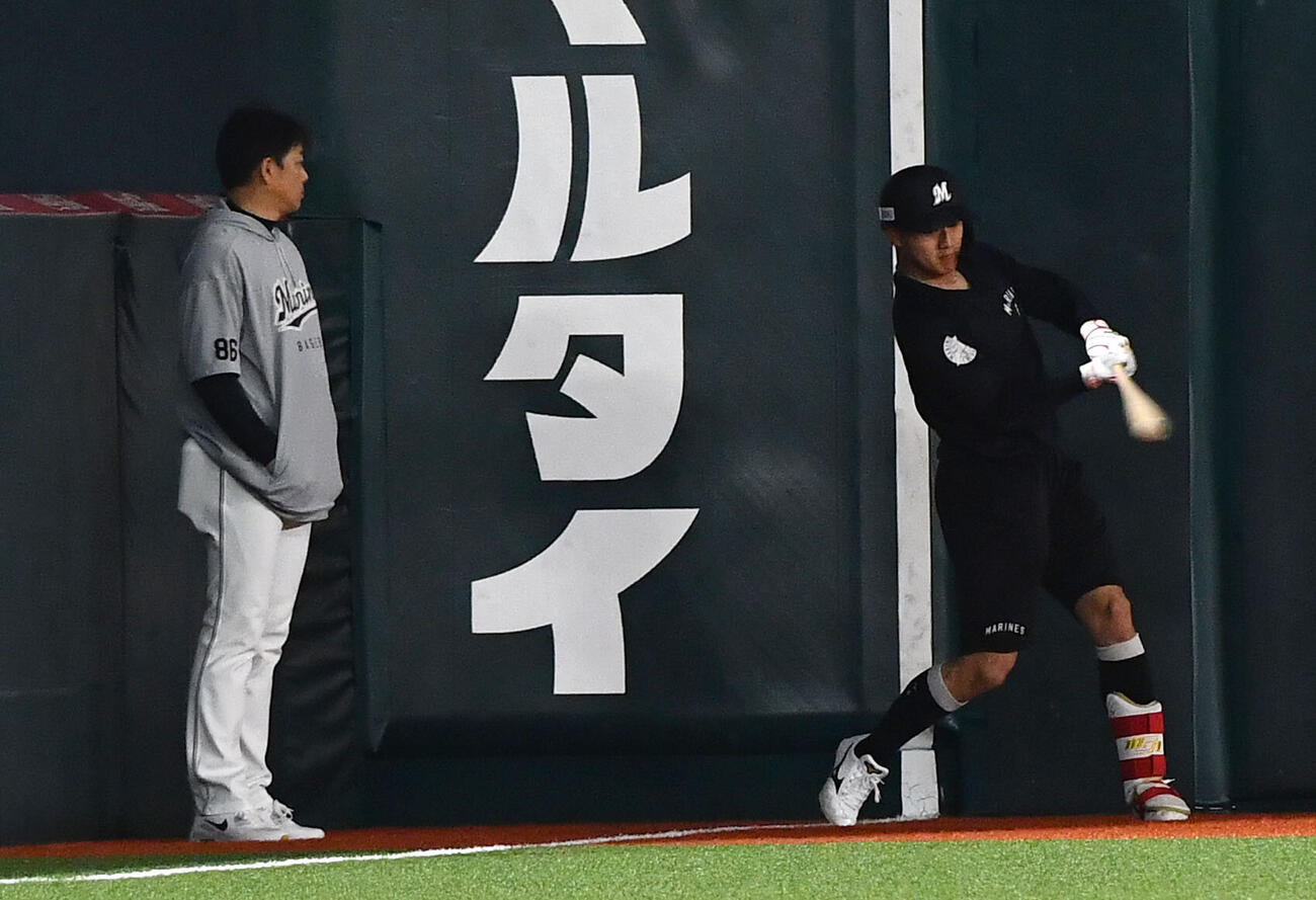 ソフトバンク対ロッテ　試合前、サブロー監督（左）が見つめる前で素振りをする西川史礁（撮影・岩下翔太）