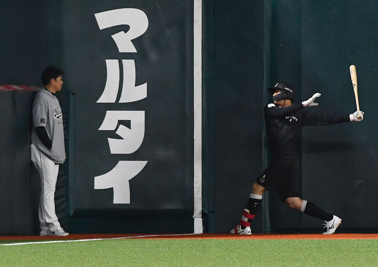 ソフトバンク対ロッテ　試合前、サブロー監督（左）が見つめる前で素振りをする西川史礁（撮影・岩下翔太）