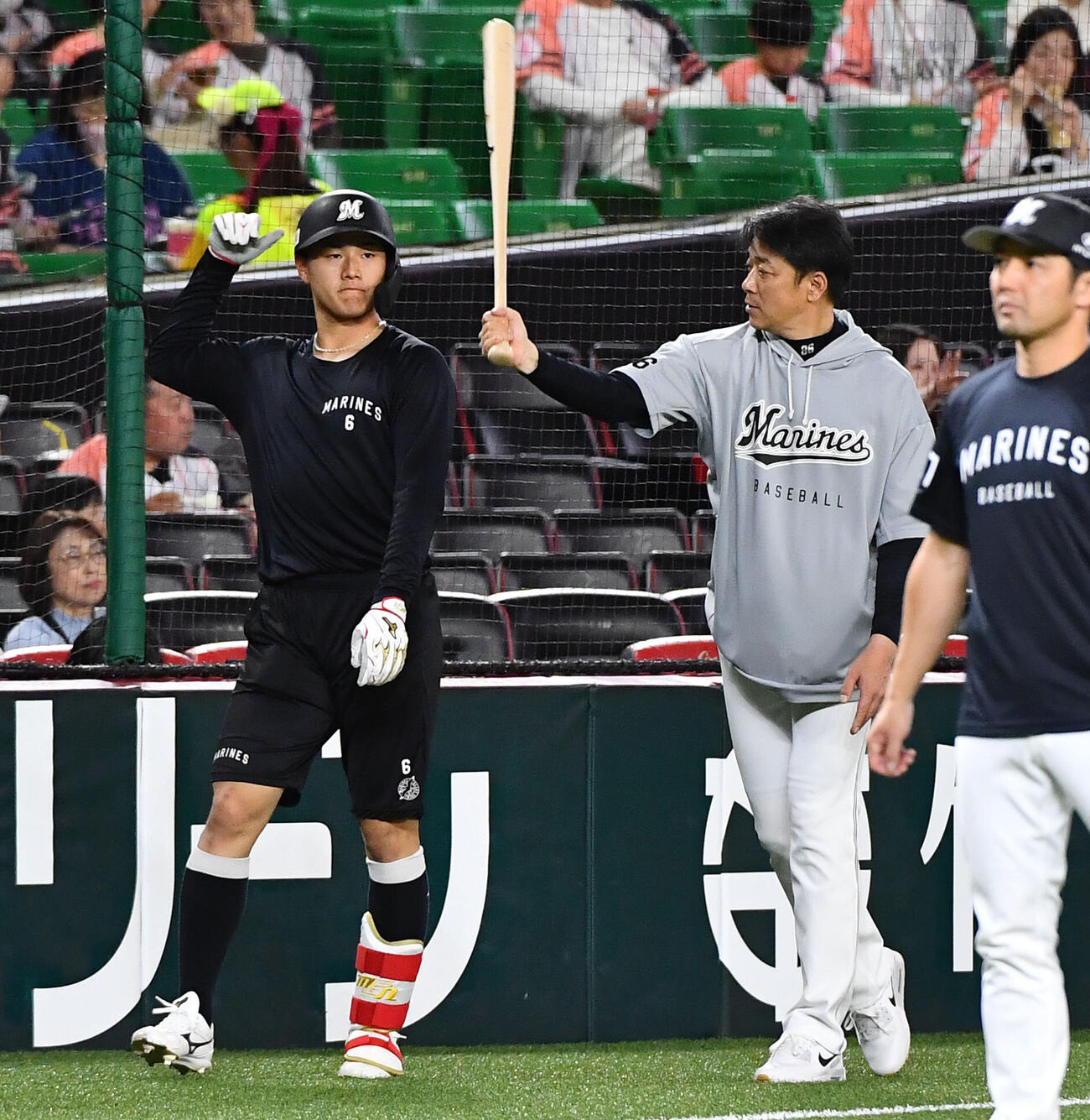 ソフトバンク対ロッテ　試合前、西川史礁（左）に打撃指導しながら移動するサブロー監督（撮影・岩下翔太）