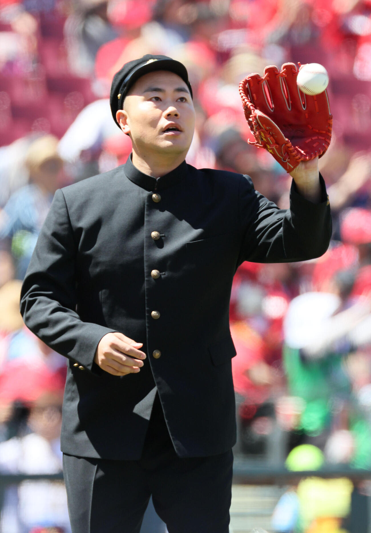 広島対ヤクルト　始球式練習ハナコ岡部大（撮影・加藤孝規）