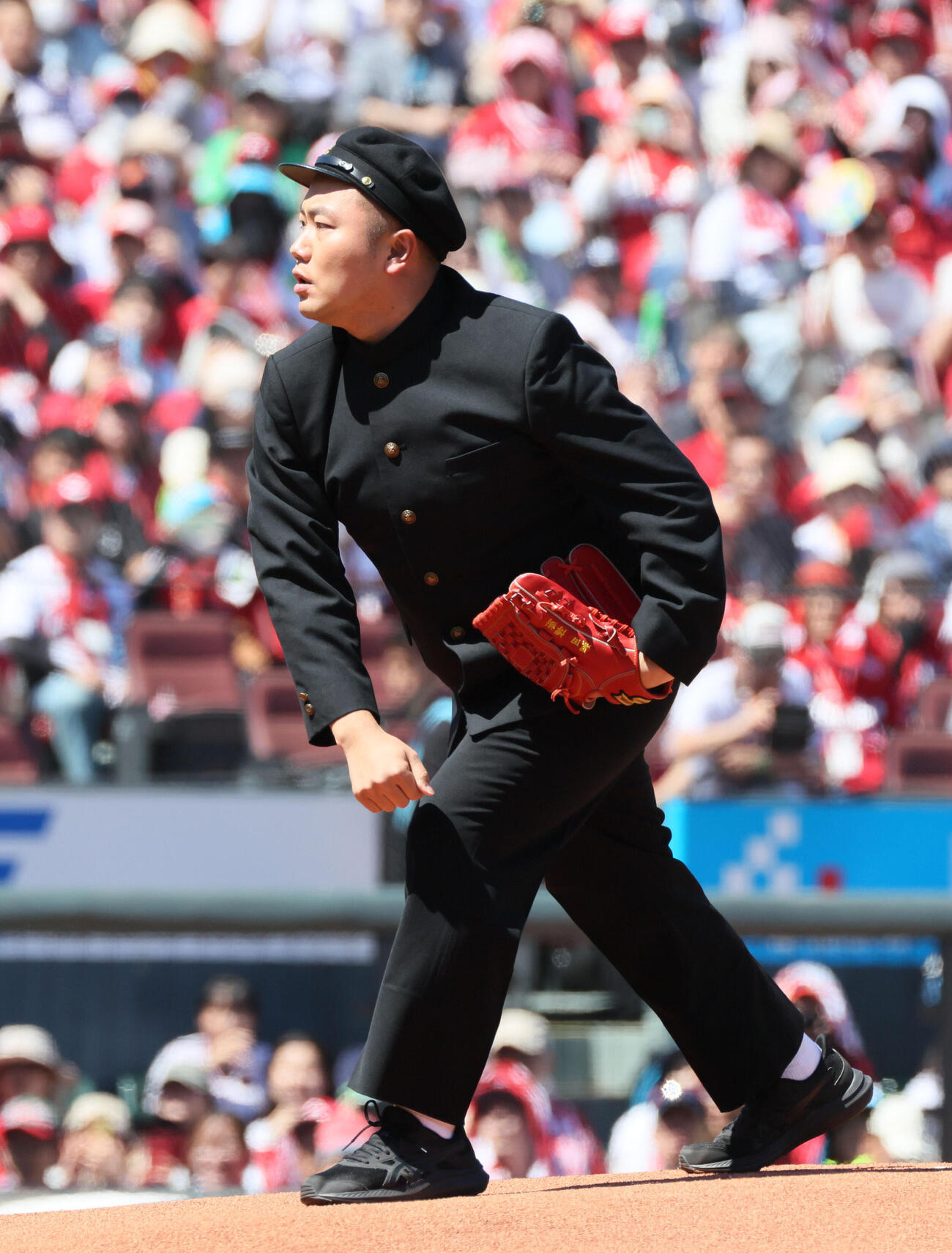 広島対ヤクルト　始球式で投げるハナコ岡部大（撮影・加藤孝規）