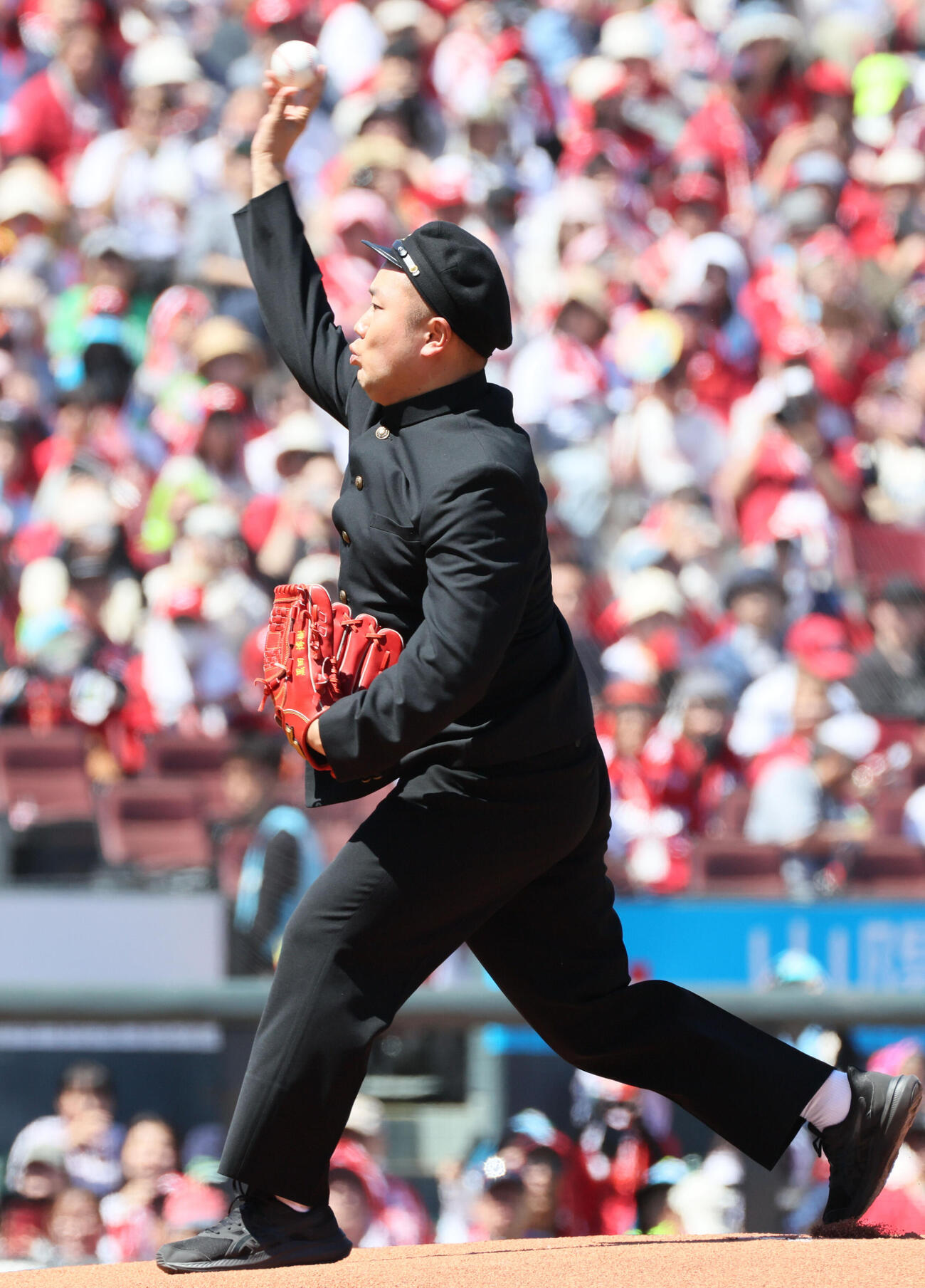 広島対ヤクルト　始球式で投げるハナコ岡部大（撮影・加藤孝規）