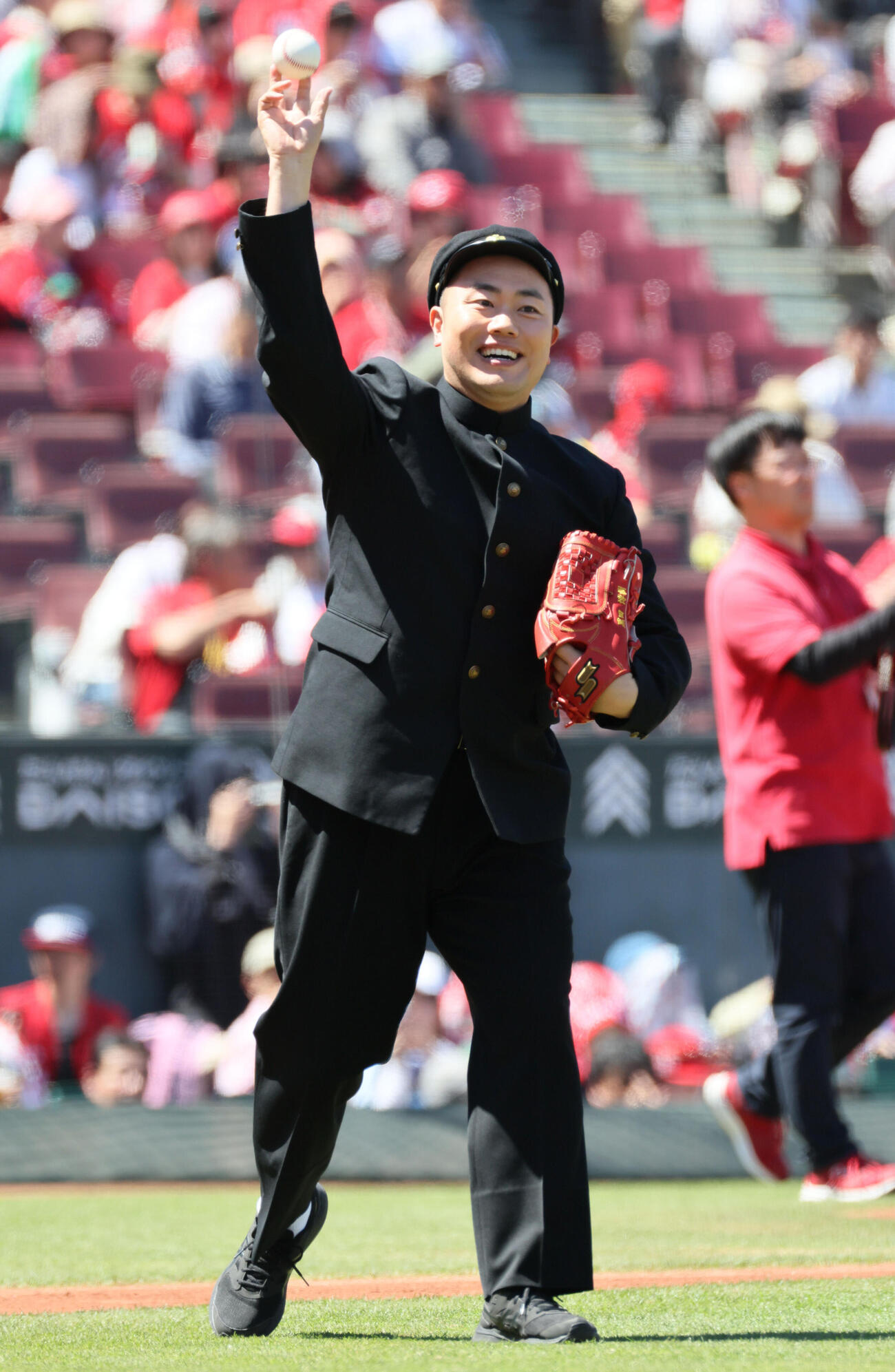 広島対ヤクルト　始球式の練習をするハナコ岡部大（撮影・加藤孝規）
