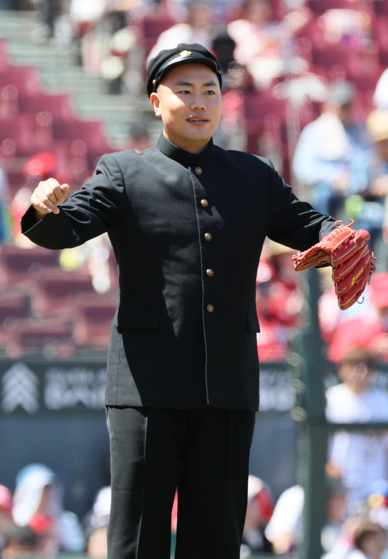 広島対ヤクルト　始球式の練習をするハナコ岡部大（撮影・加藤孝規）
