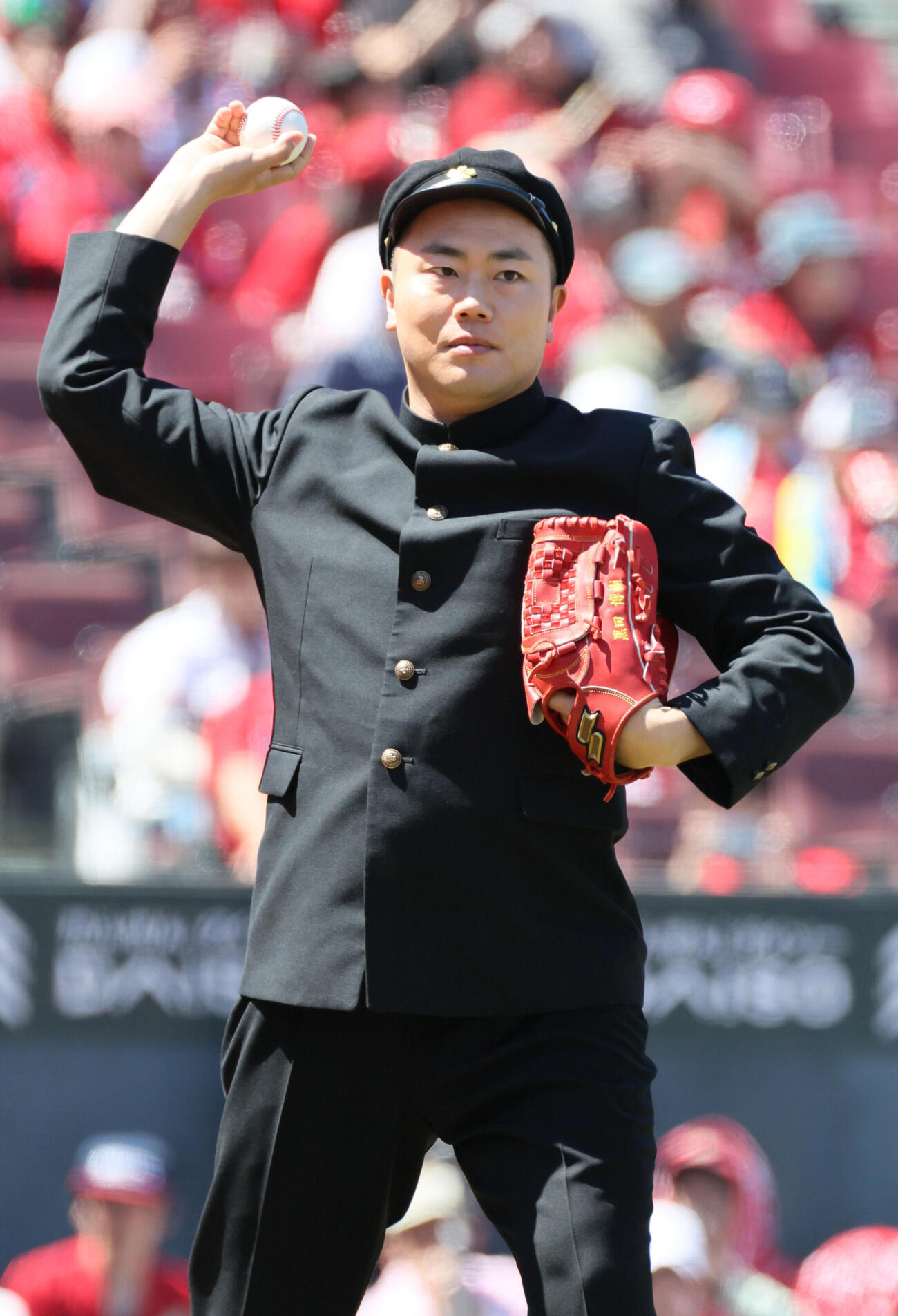 広島対ヤクルト　始球式の練習をするハナコ岡部大（撮影・加藤孝規）